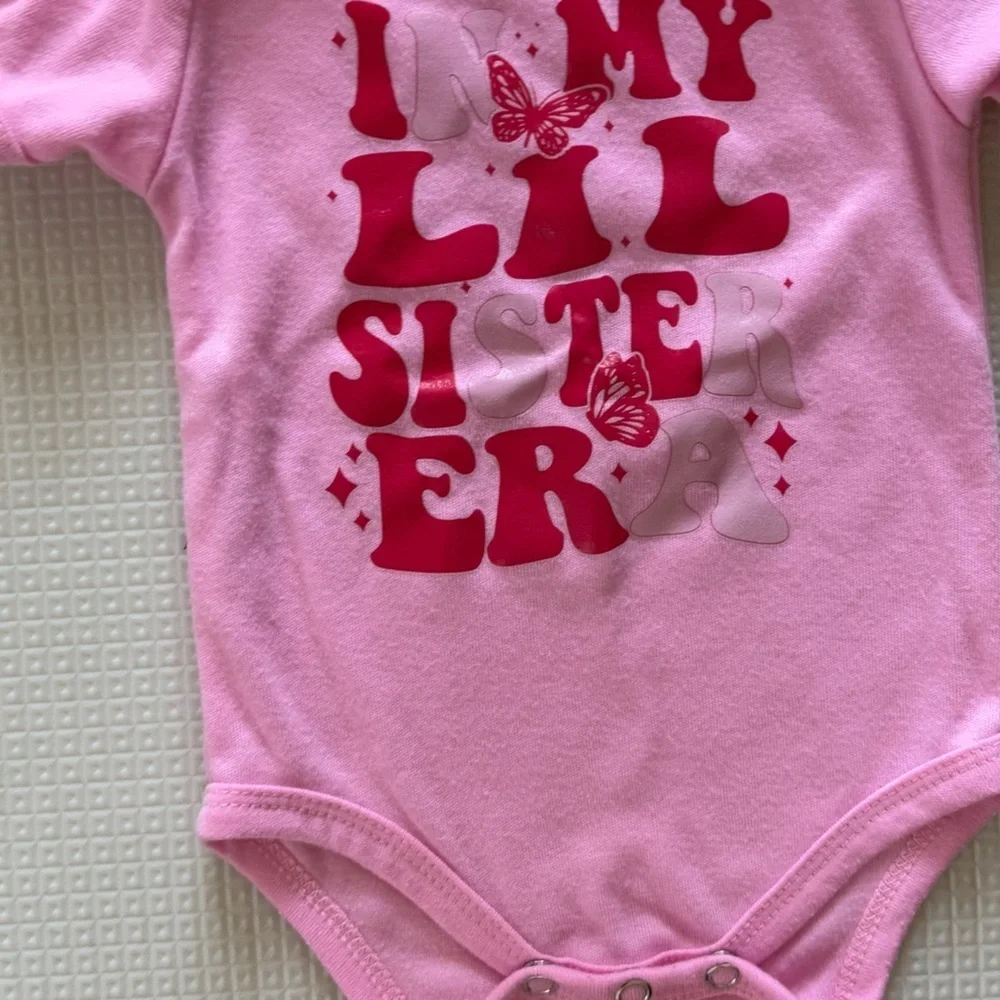Shein|Baby girl groovy lettering bodysuit in bubblegum pink, super boho!70’s